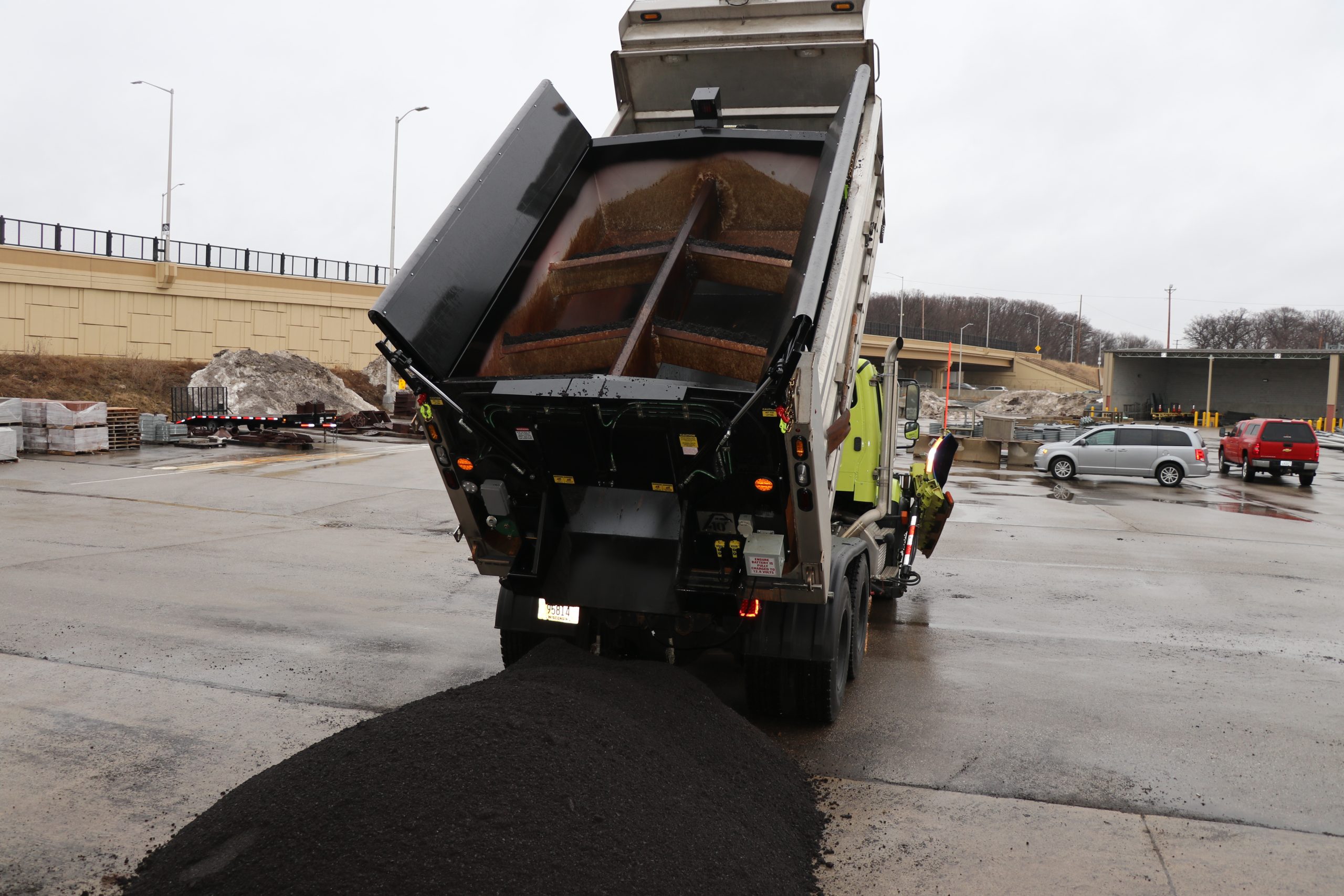 Slip-in Hot Box Dumping Asphalt Slip-in Hot Box Dumping Asphalt