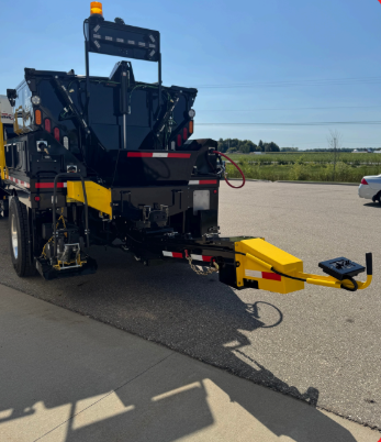 Falcon Material Delivery System with auger chute extended beyond the patch truck’s rear tires<br />
